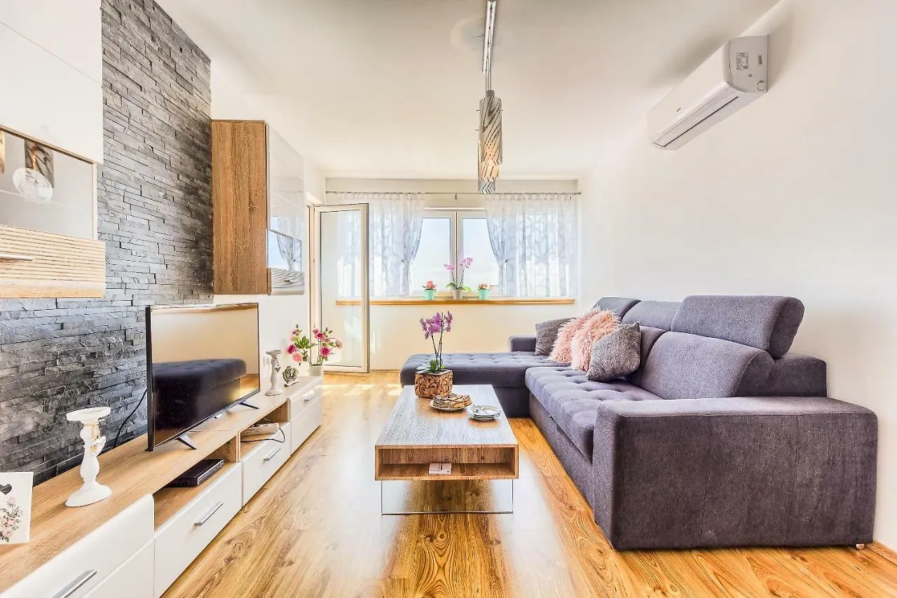 Modern Apartment With Large Pool&Sea View Kastela